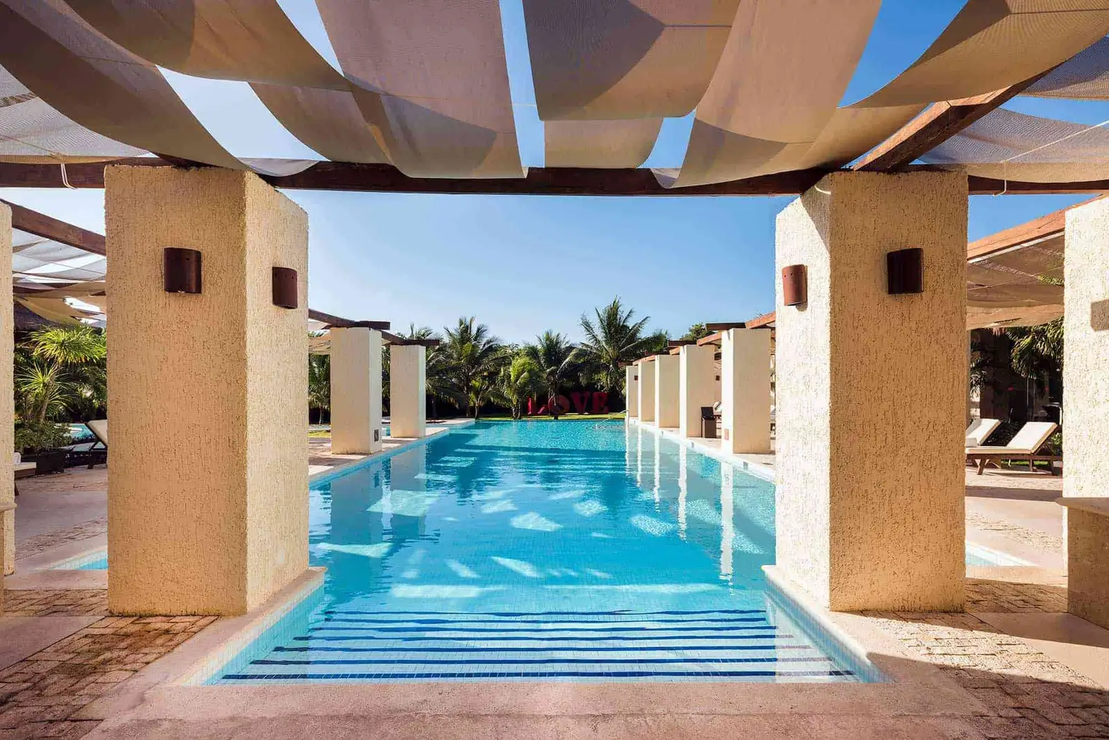 Grand-Palladium-Colonial-Resort-Spa_Piscina-exterior-Zentropia-Spa