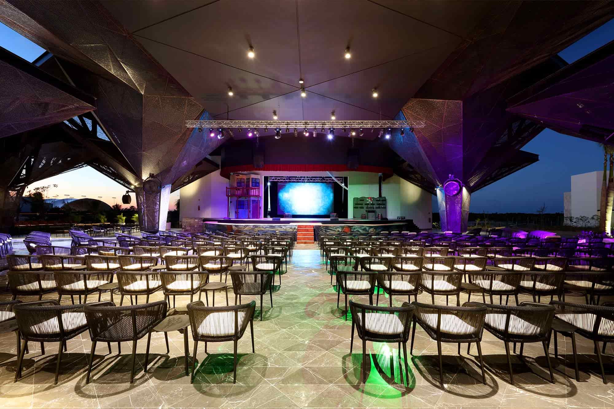 Grand Palladium Costa Mujeres Resort Spa Vista panorámica del Teatro con el escenario al fondo