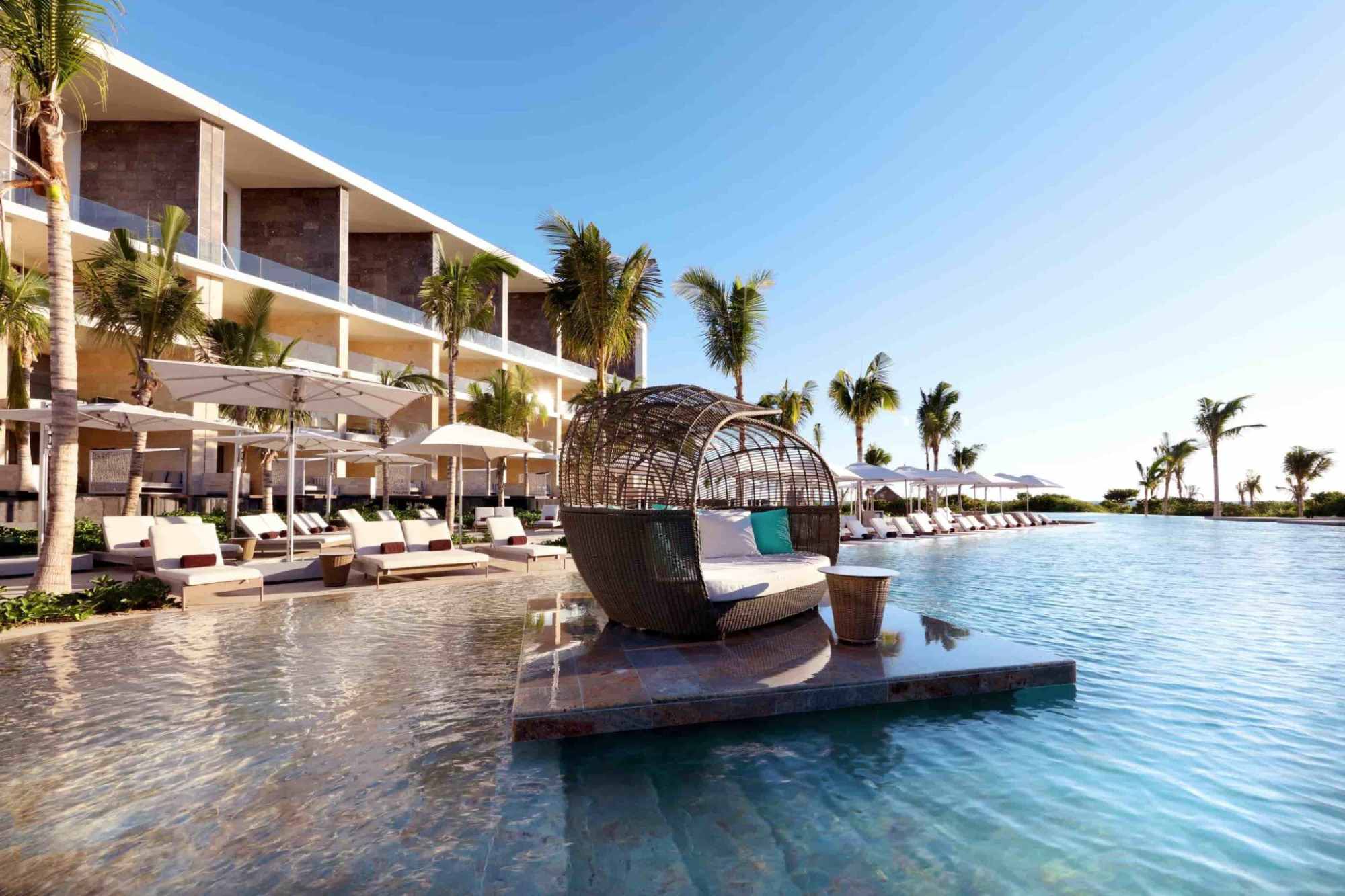 TRS Coral Hotel Piscina Cama Balinesa